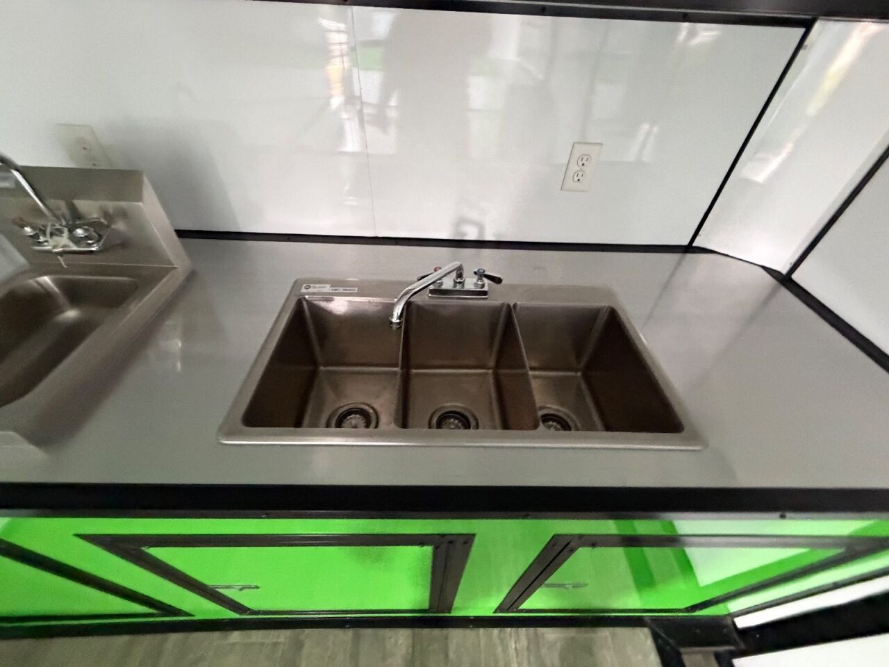 2023 Maximum 8.5x20 Cargo concession / food trailer in green, photo 11